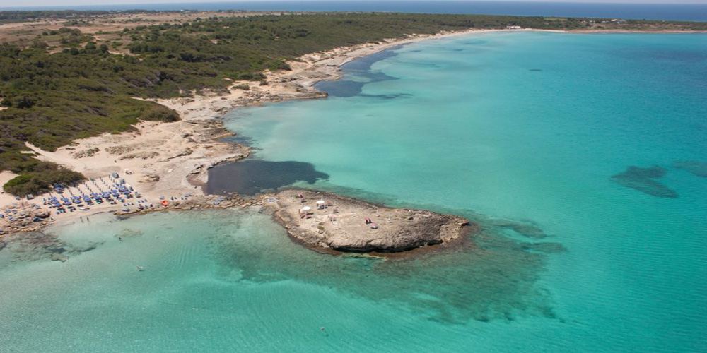 Vista dall'alto della spiaggia "Punta della Suina", Gallipoli, Lecce.
