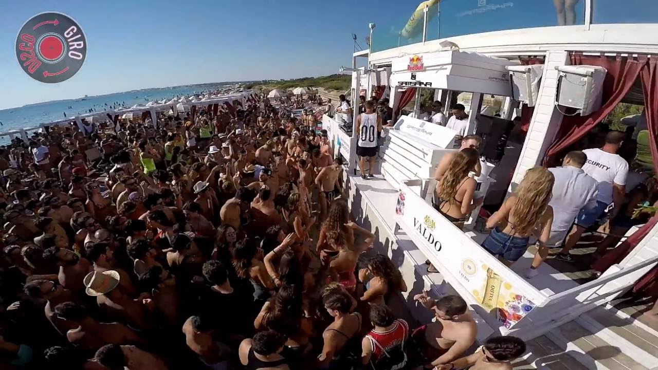 Sulla spiaggia, di giorno, musica e divertimento incontenibile al Beach Club Sansara, Gallipoli, Salento, Lecce.