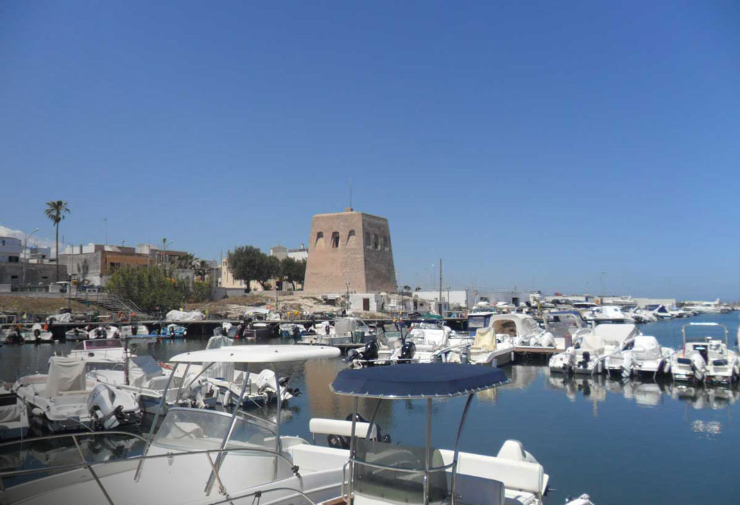 La torre e il porto turistico di San Foca, Melendugno, Salento, Lecce.