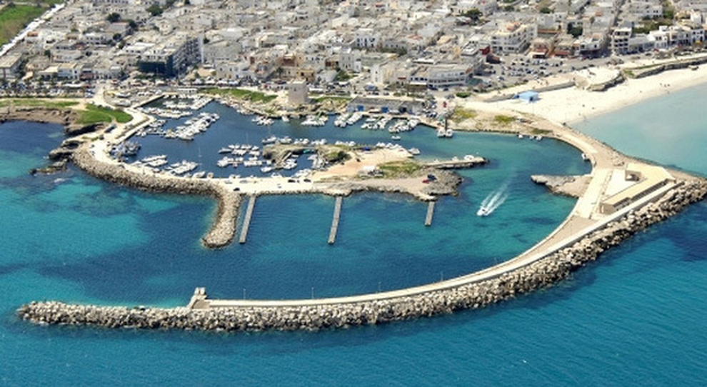 Vista dall'alto del porto turistico di San Foca, Melendugno, Salento, Lecce.