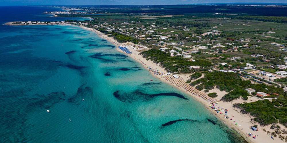 Vista dall'alto della costa di "Punta Prosciutto", Porto Cesareo, Lecce.