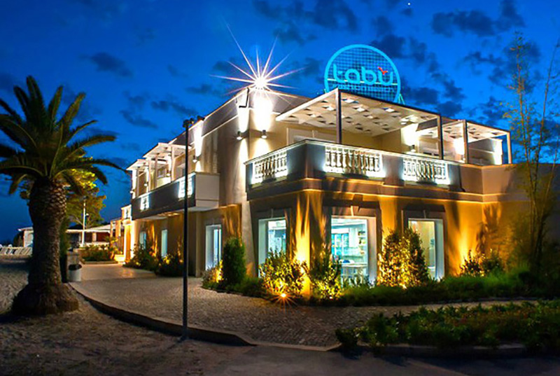 E' bello l'esterno illuminato del Tabù Fashion Beach, Porto Cesareo, Salento, Lecce.