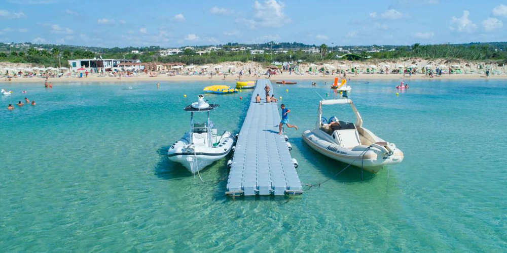 Molo galleggiante e gonfiabili per il puro divertimento, Maldive del Salento, Località Pescoluse, Comune di Salve, Lecce.