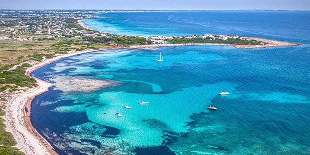Vista dall'alto della stupenda penisola di "Punta Prosciutto", Porto Cesareo, Lecce.