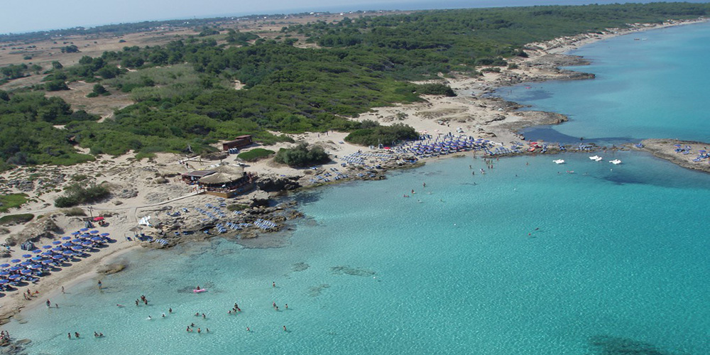 Vista dall'alto della spiaggia e dei lidi di "Punta della Suina", Gallipoli, Lecce.