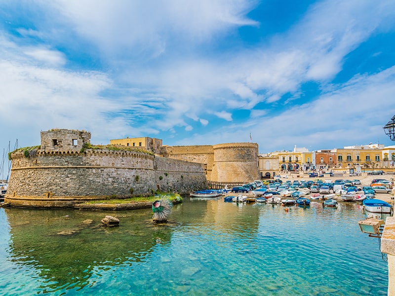 Il Castello Angioino, circondato dal mare, sorge a est nel centro storico o "Città Vecchia" di Gallipoli.