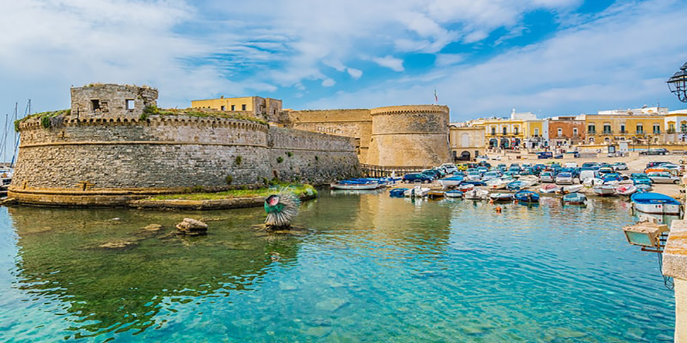 Il Castello Angioino, circondato dal mare, sorge a est nel centro storico o "Città Vecchia" di Gallipoli.