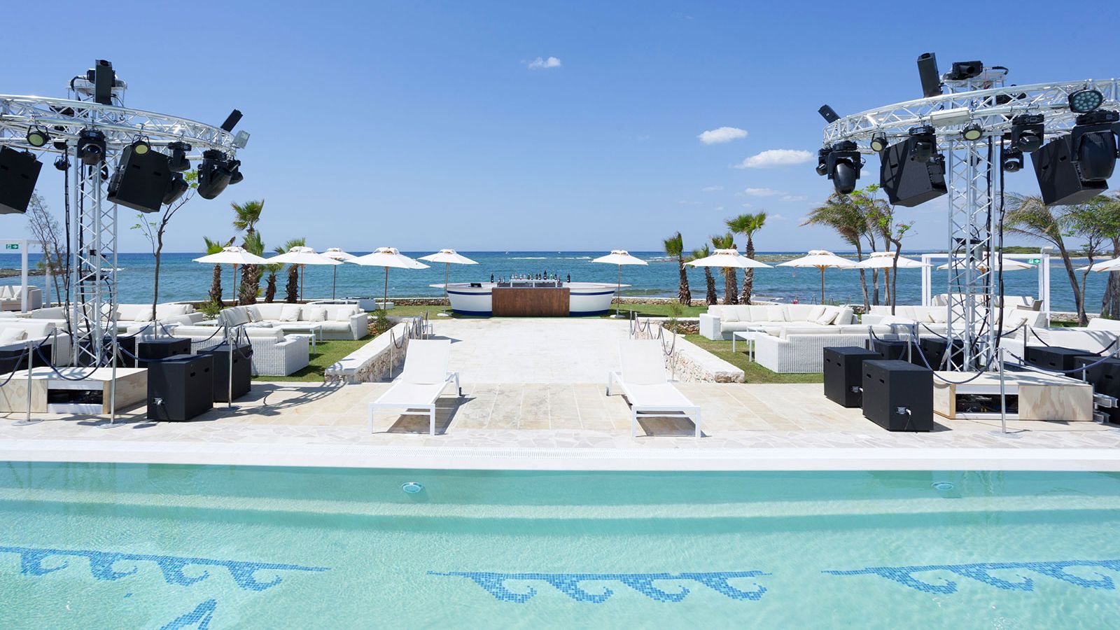 Bellissima pista da ballo sul mare al Beach Club Isola Beach, Porto Cesareo, Salento, Lecce.