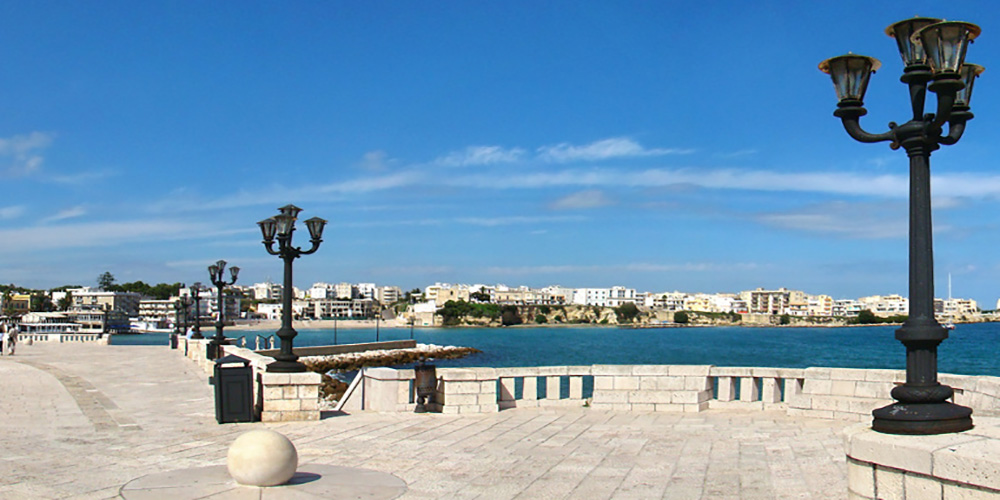 Lungomare con vista di tutta la baia di Otranto.