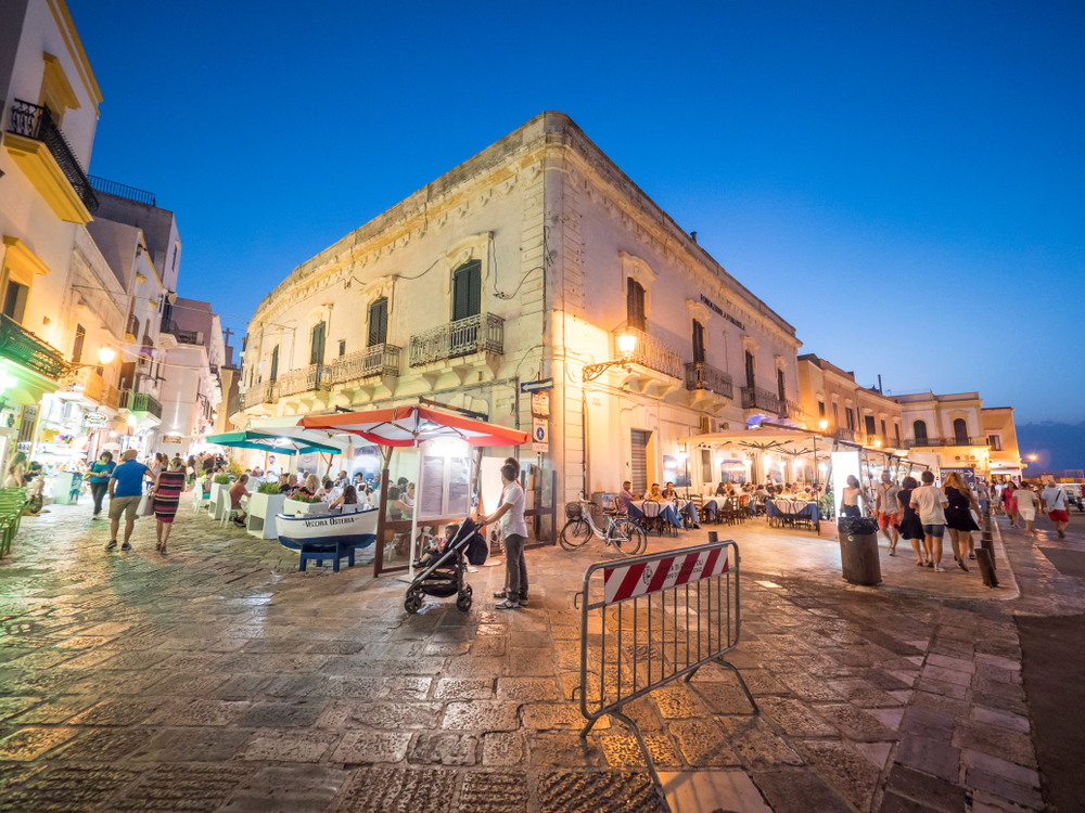 Piazzetta del centro storico di Gallipoli.