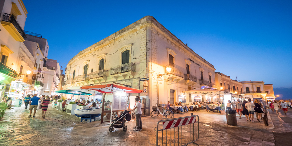 Piazzetta del centro storico di Gallipoli.