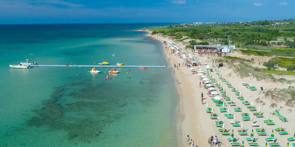 Vista dall'alto di alcuni lidi della spiaggia delle: Maldive del Salento, Località Pescoluse, Comune di Salve, Lecce.