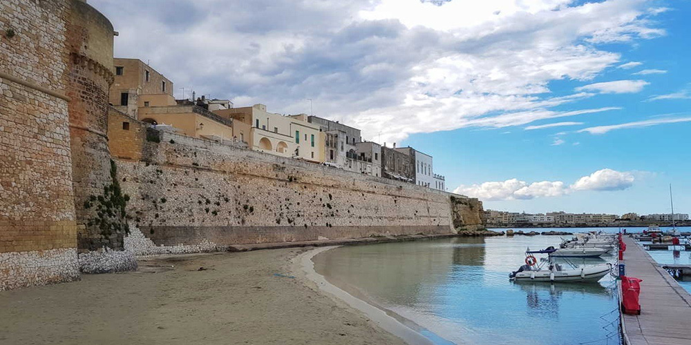 Le grandi mura che delimitano la città vecchia dal porto di Otranto.