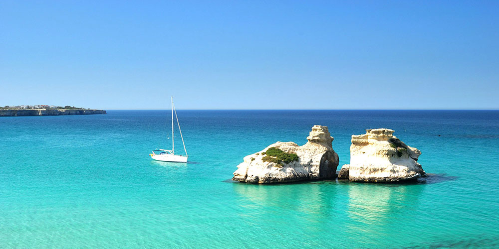 I famosi scogli chiamati "Le due Sorelle", a "Torre dell'Orso", Melendugno, Lecce.