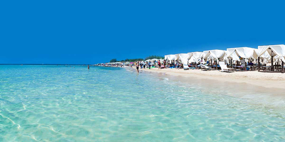 Mare trasparente, sabbia finissima e lido, tris vincente per la Spiaggia Maldive del Salento, Località Pescoluse, Comune di Salve, Lecce.