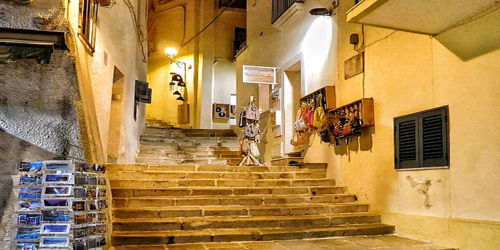 Caratteristica viuzza nel centro storico di Otranto.
