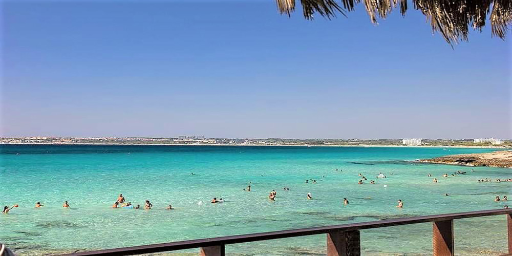 Vista della costa che arriva fino a Gallipoli dalla spiaggia di "Punta della Suina", Gallipoli, Lecce.