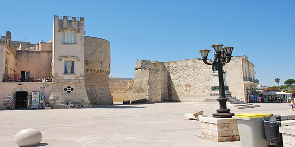 Caratteristica piazzetta a ridosso delle mura del Castello  Aragonese che si affaccia sulla baia di Otranto.
