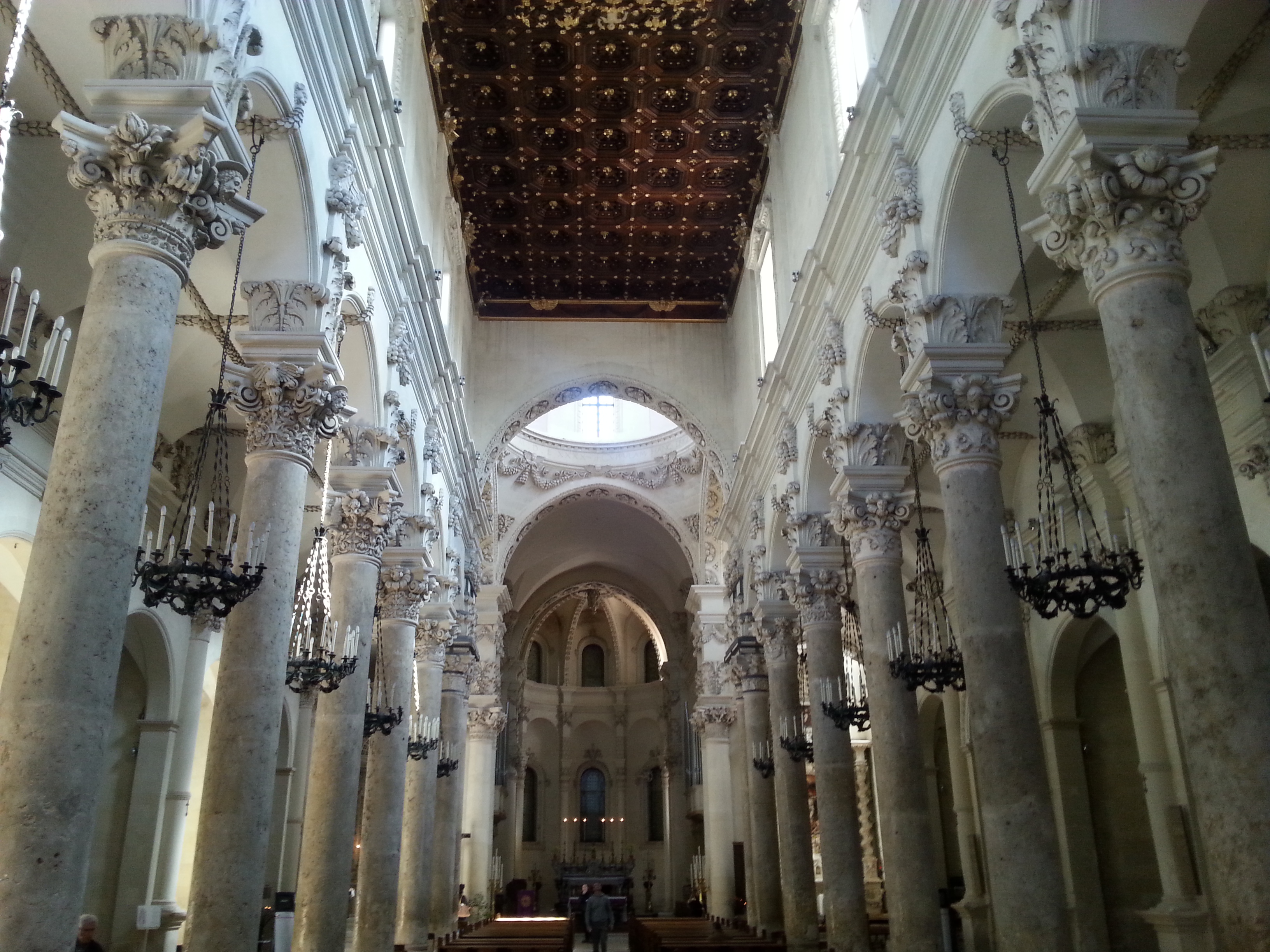 Navata centrale di Santa Croce a Lecce.
