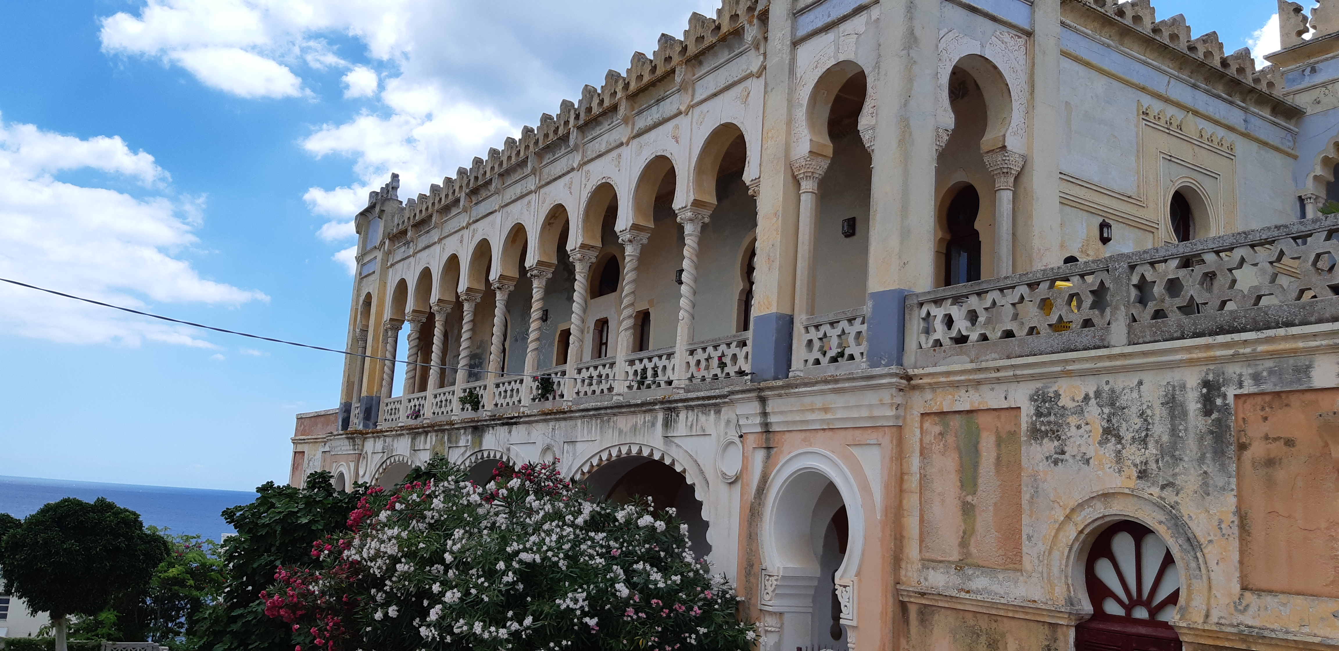 Affascinante particolare di Villa Sticchi col suo profilo orientale da sempre ammirata e meta turistica di Santa Cesarea Terme, Salento, Lecce.