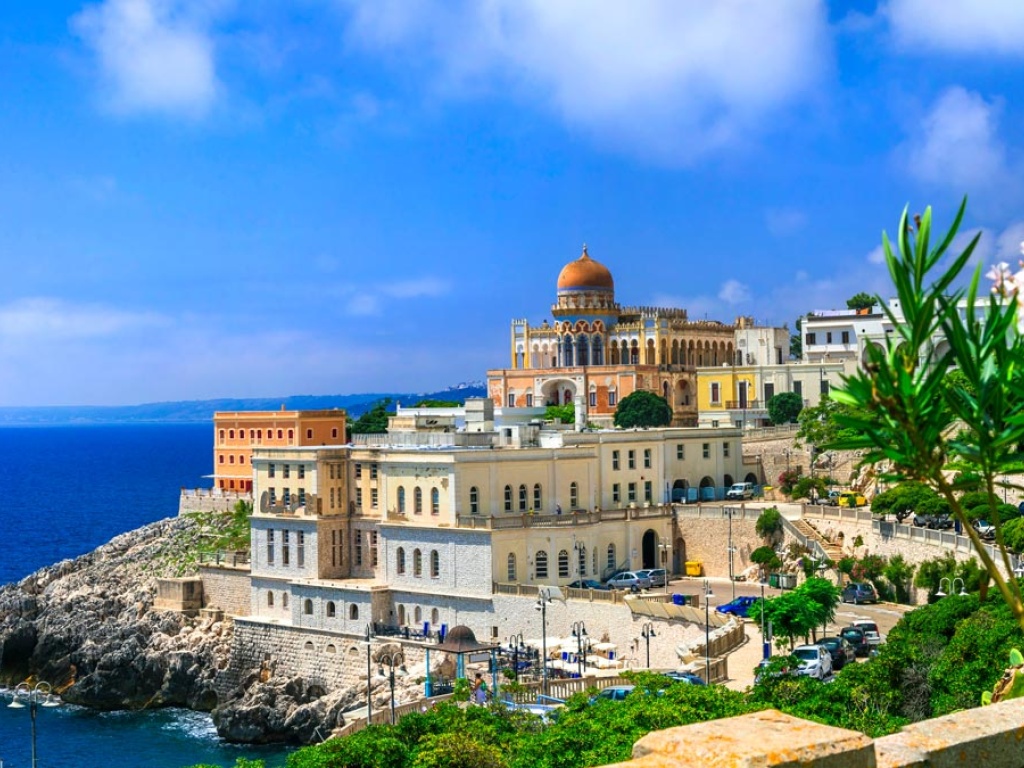 Bellissima vista della scogliera a picco sul mare e del caseggiato adagiato sulla collina dove sorge la marina di Santa Cesare Terme, Lecce.