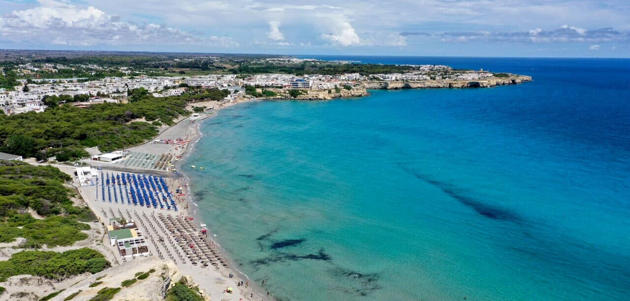 Vista dall'alto della spiaggia e del caseggiato di "Torre dell'Orso", Melendugno, Lecce.