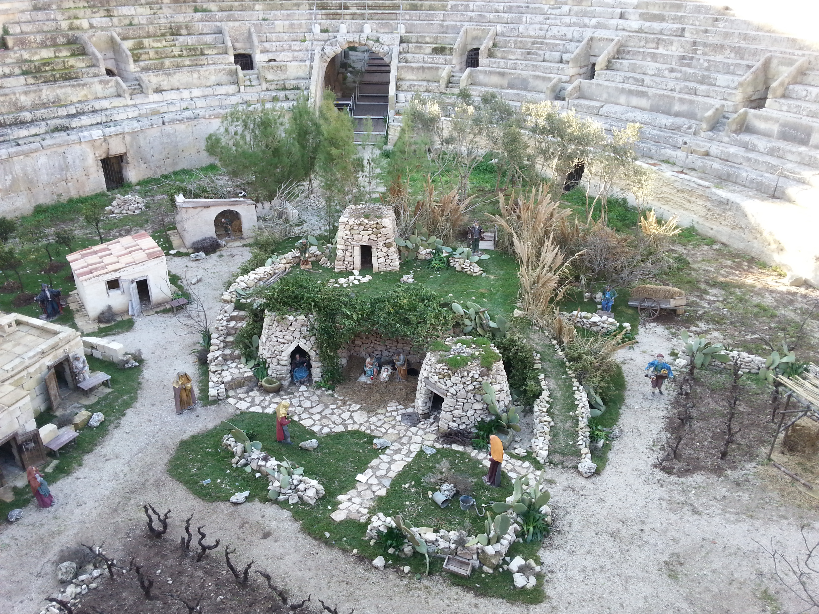 Presepe a misura naturale allestito nell'Anfiteatro Romano a Lecce.