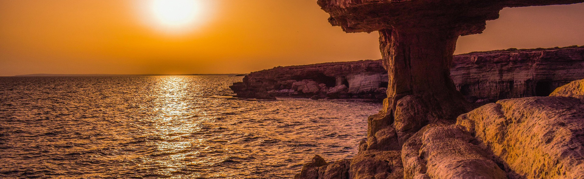 Tramonto in grotta: Grotte marine nel Salento.