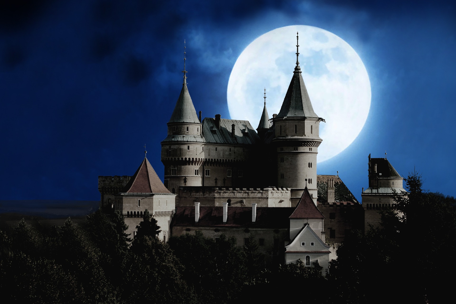 Castelli leggende e storie di fantasmi. Castello e luna piena.