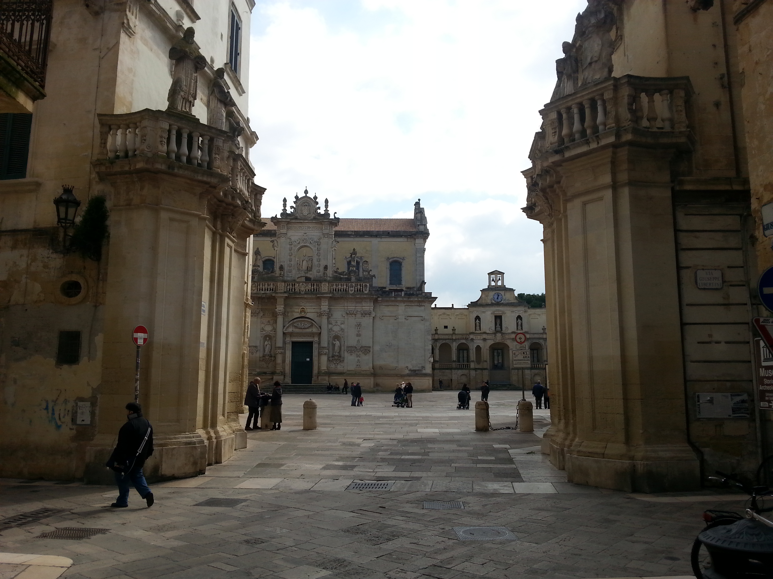 Colonne con sopra delle statue che annunciano l'ingresso in Piazza Duomo a Lecce.