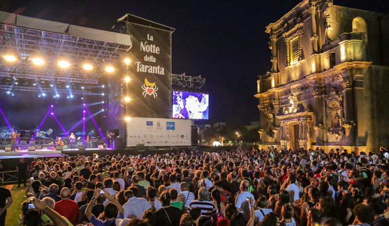 Il palco e la folla alla "Notte della Taranta", Melpignano salento, Lecce.