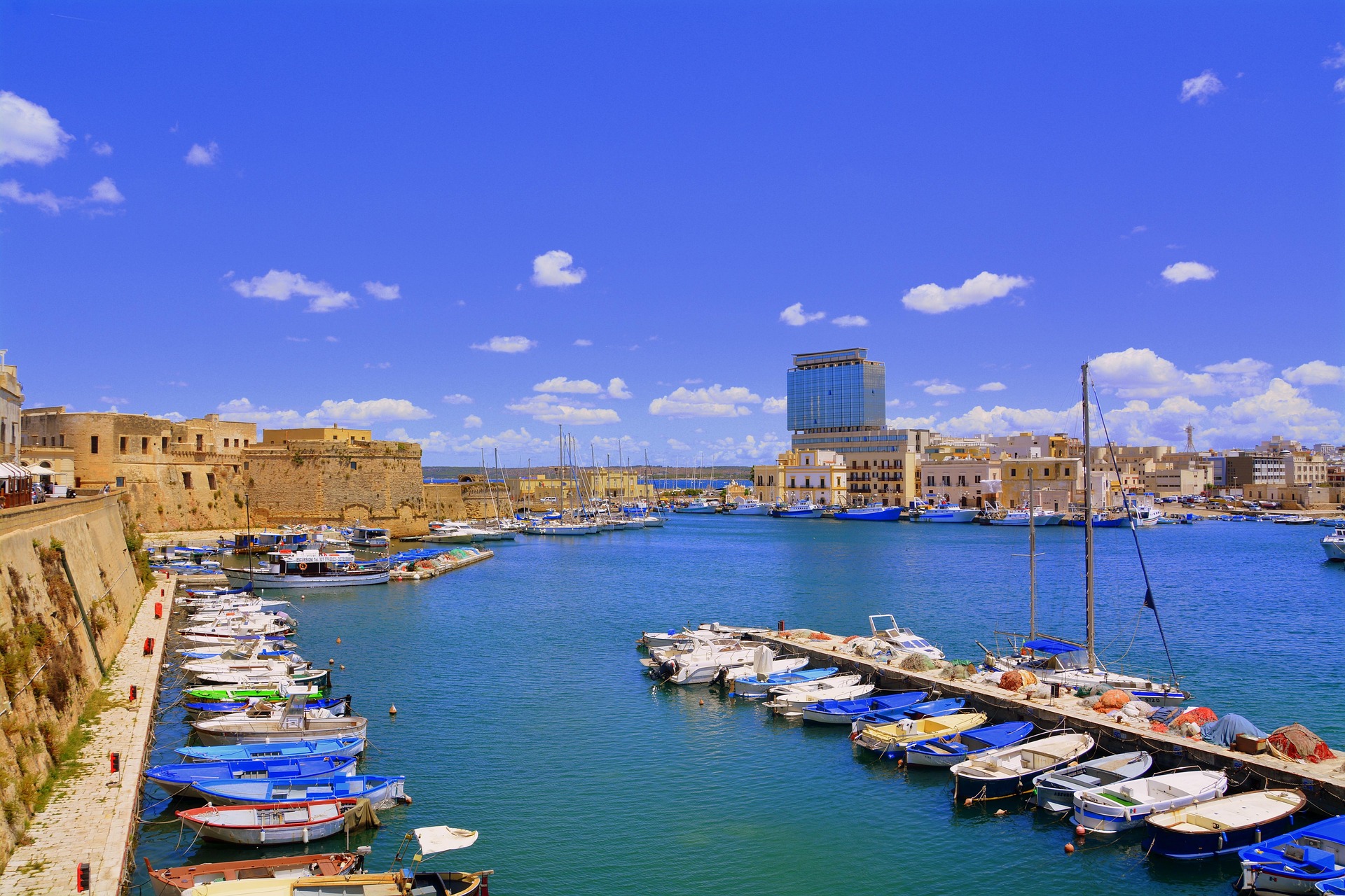Una sezione del porto turistico di Gallipoli, Salento, Lecce.