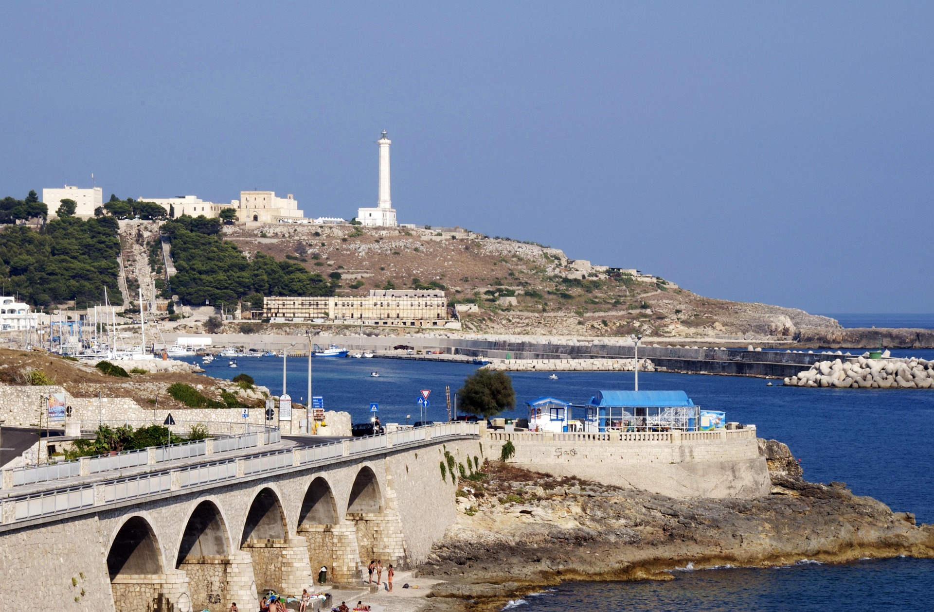 La collina il faro e il porto di Santa Maria di Leuca, Salento, Lecce.