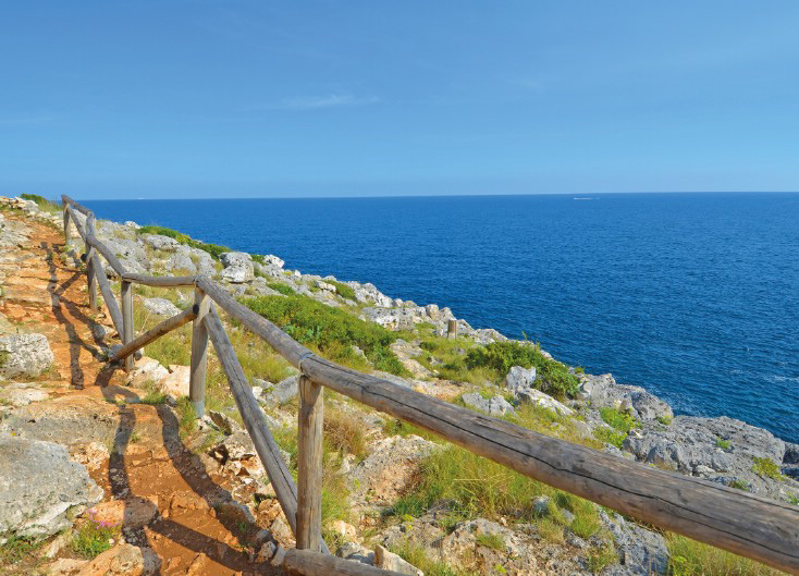 Sentiero che porta alla Grotta della Cipollina, Galliano del Capo, Salento, Lecce.