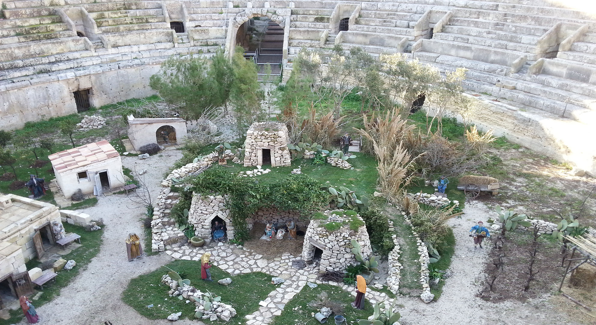 Anfiteatro Romano e nella sua arena la raffigurazione del presepe in dimensioni naturali, Lecce.